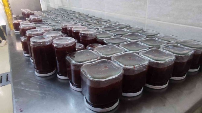 Lisede Öğrenciler Keçi Sağıp, Tavuk Bakıyor