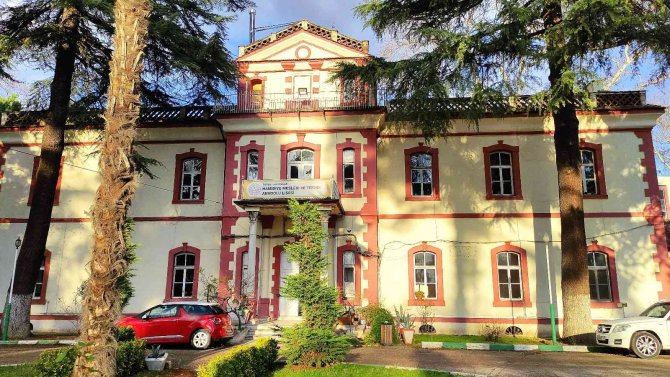 Lisede Öğrenciler Keçi Sağıp, Tavuk Bakıyor