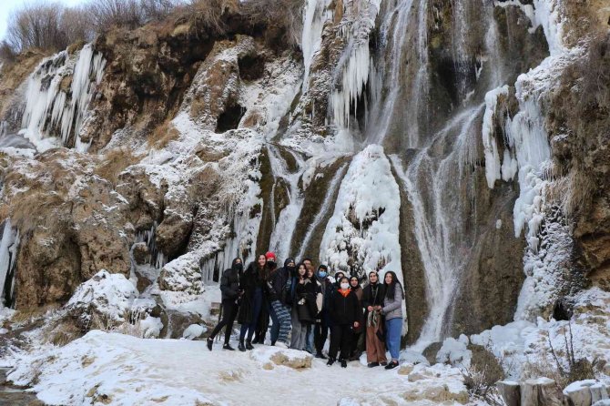 Girlevik Şelalesi Dondu, Görenler Hayran Kaldı