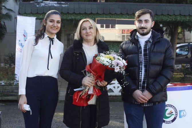 Güneş Enerjisiyle Çalışan Ve 8 Saat Sürüş Deneyimi Sunan Elektrikli Araba Ürettiler