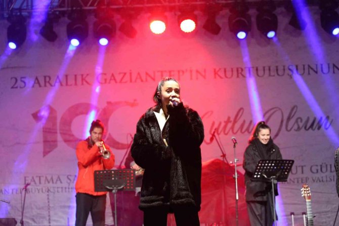 Kıraç Ve Zeynep Bastık Sevilen Şarkılarıyla Gazi Şehirlileri Mest Etti