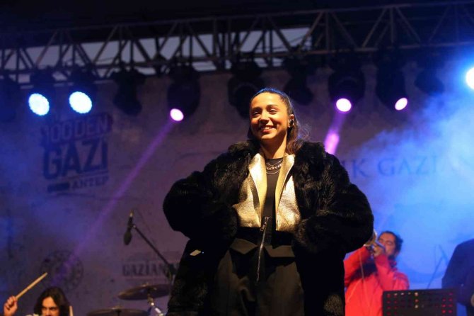 Kıraç Ve Zeynep Bastık Sevilen Şarkılarıyla Gazi Şehirlileri Mest Etti