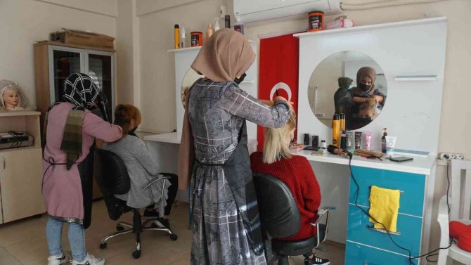 Meslek Öğrenen Kadınlardan Başkan Canpolat’a Teşekkür