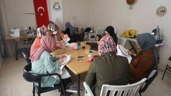 Meslek Öğrenen Kadınlardan Başkan Canpolat’a Teşekkür