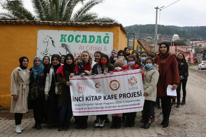 Burhaniye’de İ̇nci Kitap Kafe Öğrencileri At Bindi Ok Attı