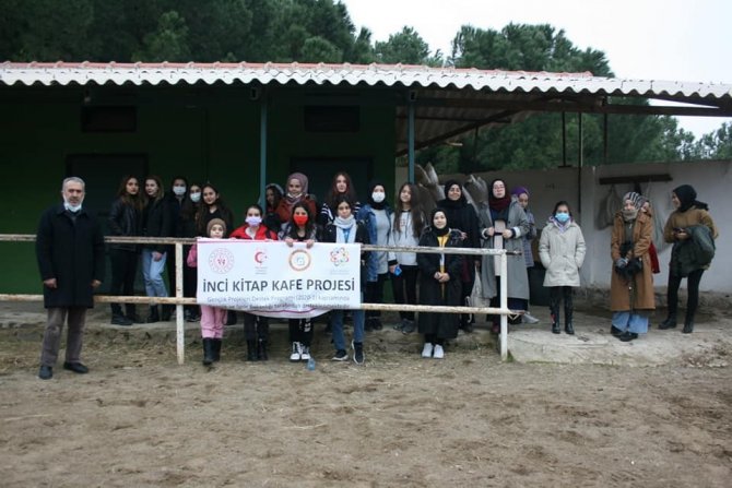 Burhaniye’de İ̇nci Kitap Kafe Öğrencileri At Bindi Ok Attı