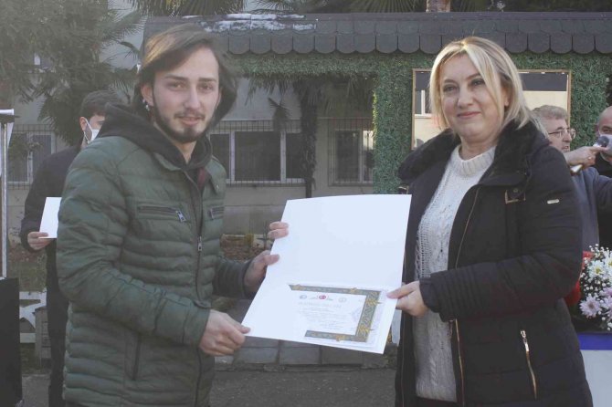 Güneş Enerjisiyle Çalışan Ve 8 Saat Sürüş Deneyimi Sunan Elektrikli Araba Ürettiler