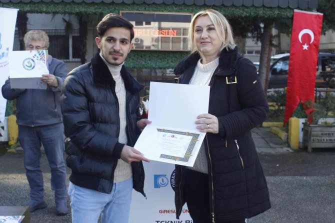 Güneş Enerjisiyle Çalışan Ve 8 Saat Sürüş Deneyimi Sunan Elektrikli Araba Ürettiler