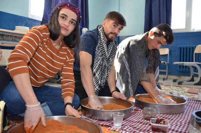 Okulda Sıra Geceleri Yaparak Sınava Hazırlanıyorlar