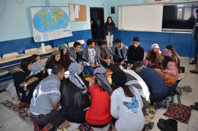 Okulda Sıra Geceleri Yaparak Sınava Hazırlanıyorlar