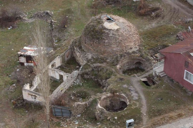 Oltu Kalesi Gövdesinde Yarıklar Oluştu
