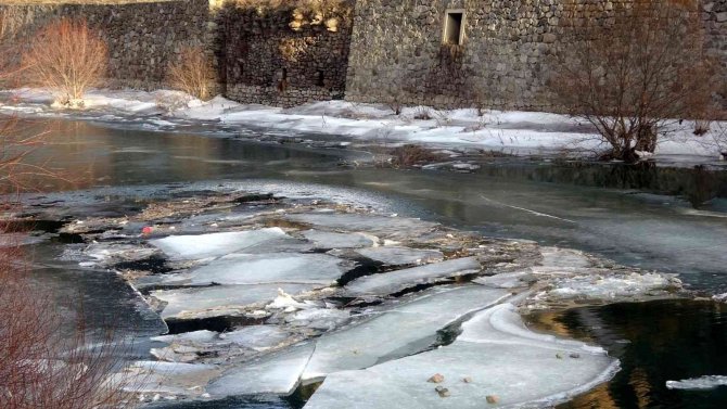 Türkiye’nin En Hızlı Akan Nehri Olan Çoruh Buz Tuttu