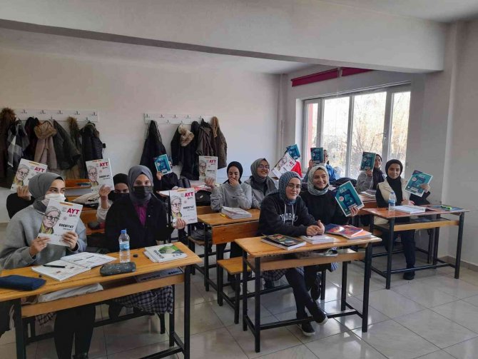 Belediye Başkanından Öğrencilere Kitap Desteği Devam Ediyor