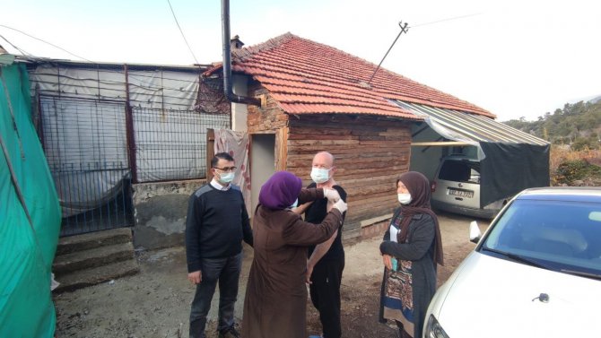 Kumluca’nın Uzak Mahallelerinde Vatandaşlara ‘Evde Aşı Hizmeti’