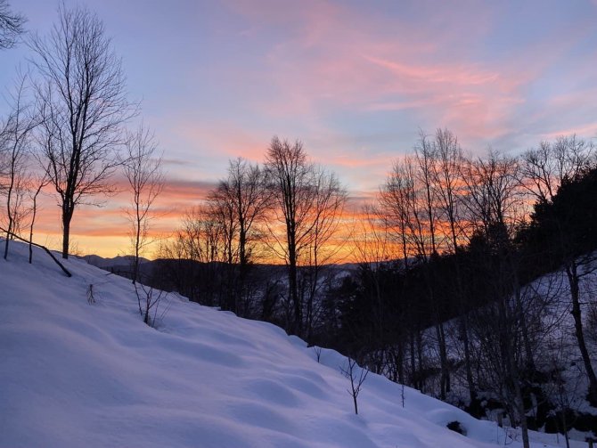 Gökyüzünün Kızıllığı Dağları Kaplayan Karla Eşsiz Manzaralar Oluşturdu