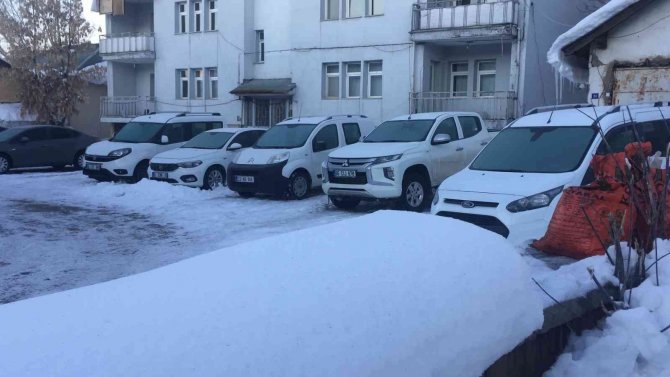 Karlıova’da Buz Sarkıtları Oluştu, Çeşmeler Dondu