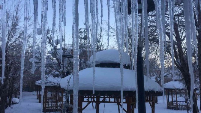 Karlıova’da Buz Sarkıtları Oluştu, Çeşmeler Dondu