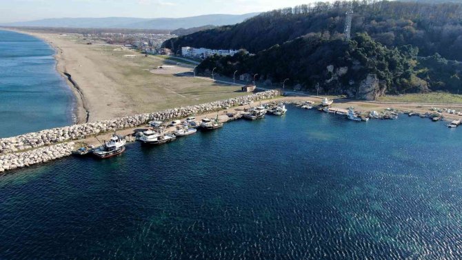 Bursa’da Balıkçı Barınağının Girişi Kumla Doldu, Balıkçılar Mağdur Oldu