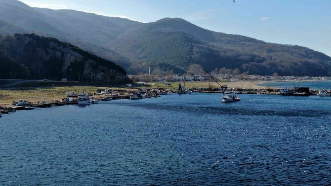 Bursa’da Balıkçı Barınağının Girişi Kumla Doldu, Balıkçılar Mağdur Oldu