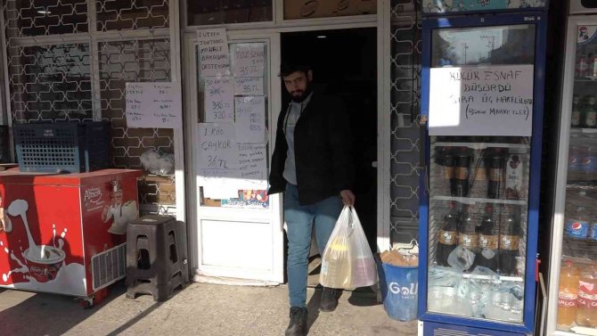 Elazığ’da Bakkal Sahibi İndirim Yaptı, Astığı Yazılarla Da Dikkat Çekti