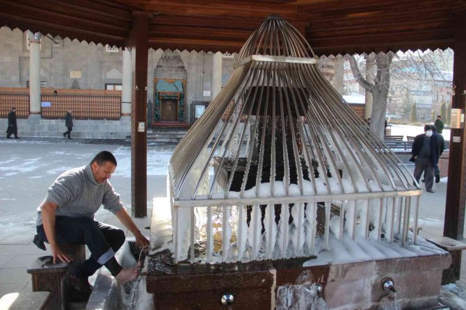 Erzurum Eksi 16’yı Gördü Şadırvanlar Adeta Buzdan Şelaleye Döndü