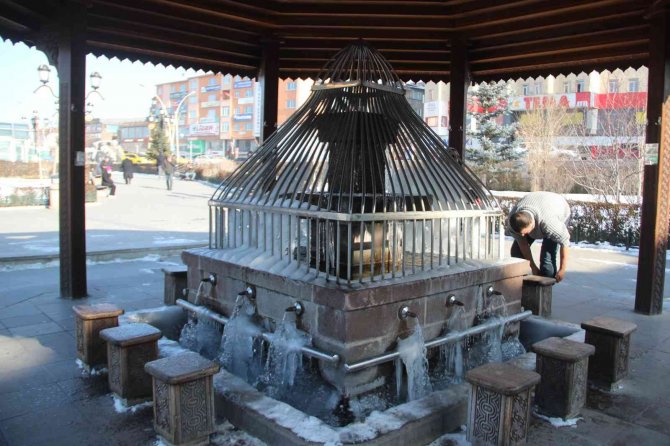 Erzurum Eksi 16’yı Gördü Şadırvanlar Adeta Buzdan Şelaleye Döndü