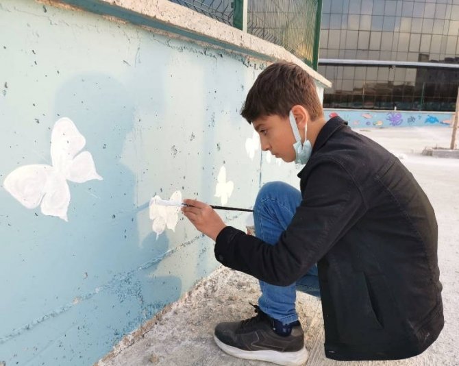Tedavi Gören Çocuklar Hastane Duvarı Boyandı