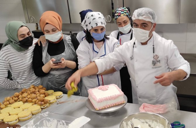 Üniversite Öğrencileri Glutensiz Unlu Mamüller Üretim Tesisinde