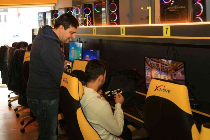Başkan Çakın’dan E-sporcuya Müjde