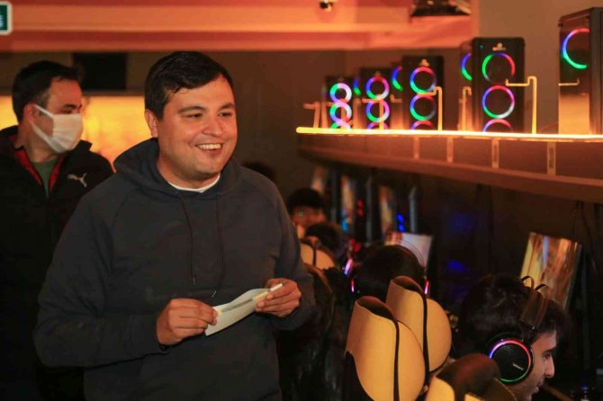 Başkan Çakın’dan E-sporcuya Müjde