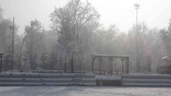 Göle’de Hayat Dondu, Eksi 22,2 Derece