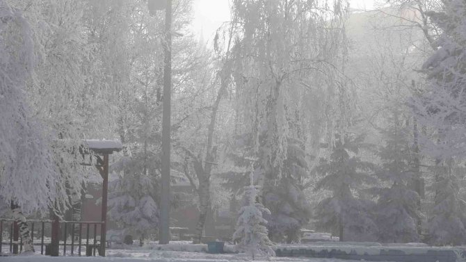 Göle’de Hayat Dondu, Eksi 22,2 Derece