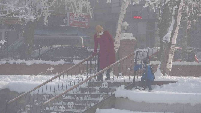 Göle’de Hayat Dondu, Eksi 22,2 Derece