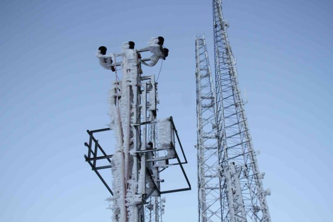 Şemdinli’de Elektrik Direkleri Buz Tuttu