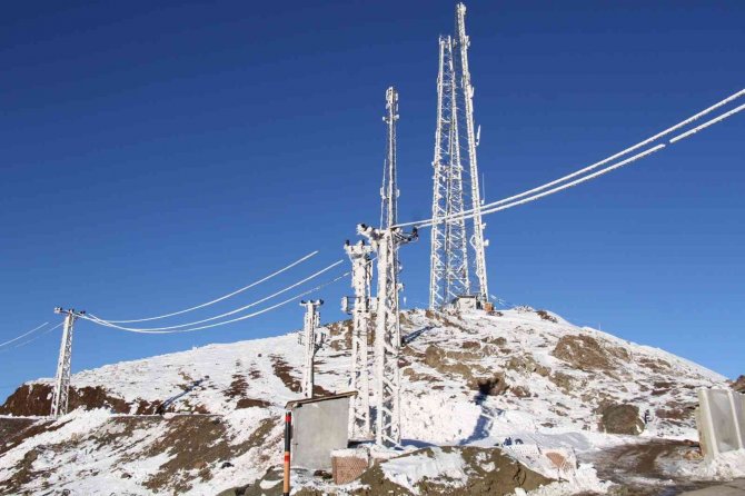 Şemdinli’de Elektrik Direkleri Buz Tuttu