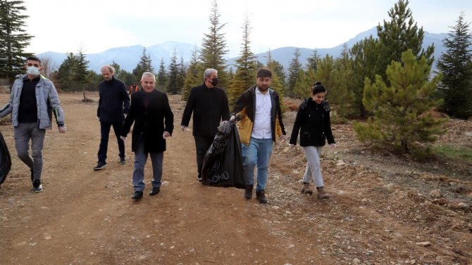 Üniversite Öğrencileri Atık Topladı