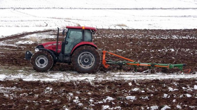 Yozgat’ta Kar Yağışı Çiftçinin Yüzünü Güldürdü