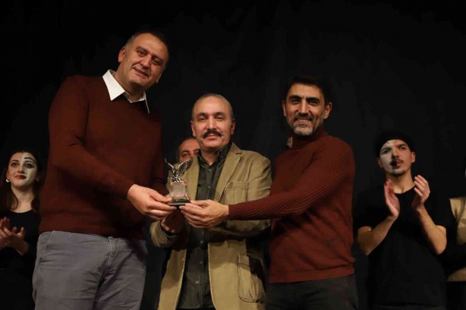 Kartal Belediye Tiyatrosu’nun Sahneye Koyduğu ‘Eşeğin Gölgesi’ Oyununun Galası Yapıldı