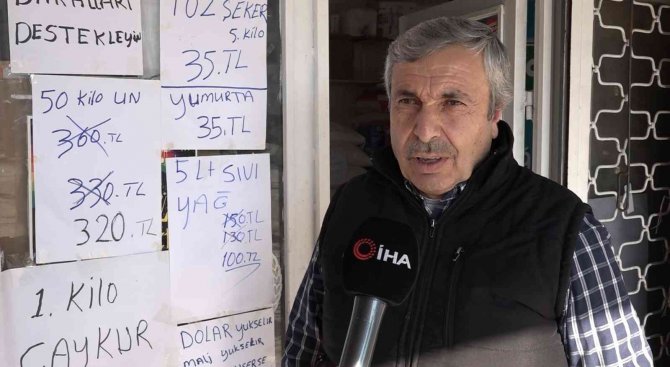 Elazığ’da Bakkal Sahibi İndirim Yaptı, Astığı Yazılarla Da Dikkat Çekti