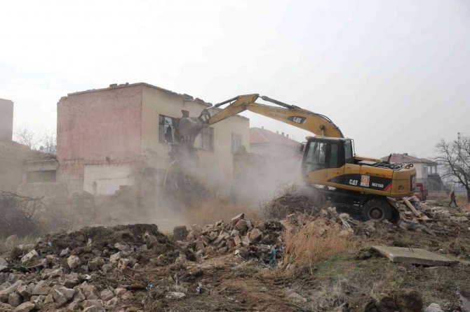 Melikgazi’de Metruk Yapılar Yıkılıyor