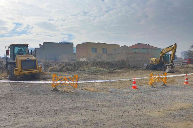 Melikgazi’de Metruk Yapılar Yıkılıyor