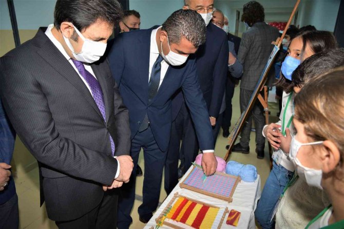 Karahasanlı Ortaokulu 4006 Bilim Fuarının Açılışı Yapıldı