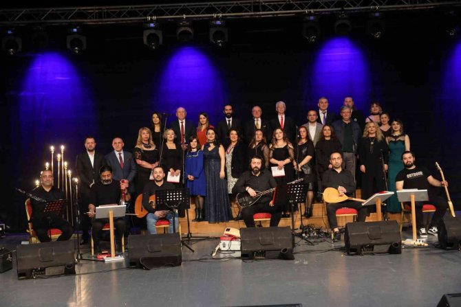 ’Zirvede Yaşayan Eserler’ Korosu Sahne Aldı