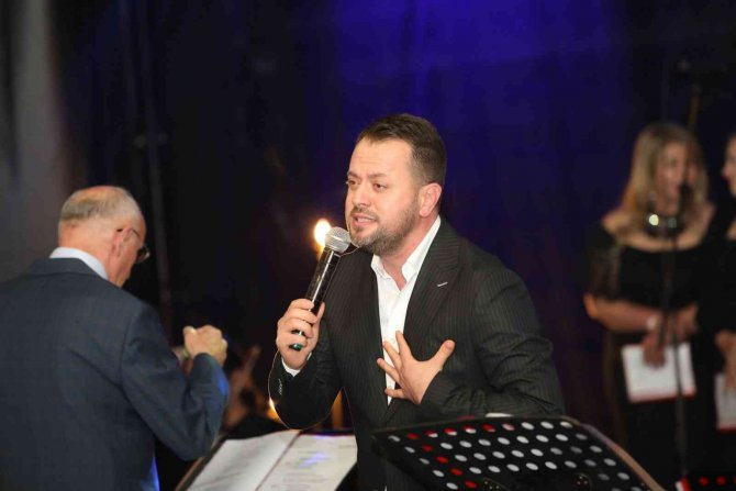 ’Zirvede Yaşayan Eserler’ Korosu Sahne Aldı