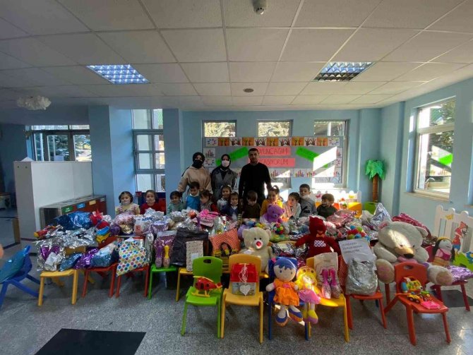 Pursaklar’da Minik Eller Yüreklere Dokunuyor