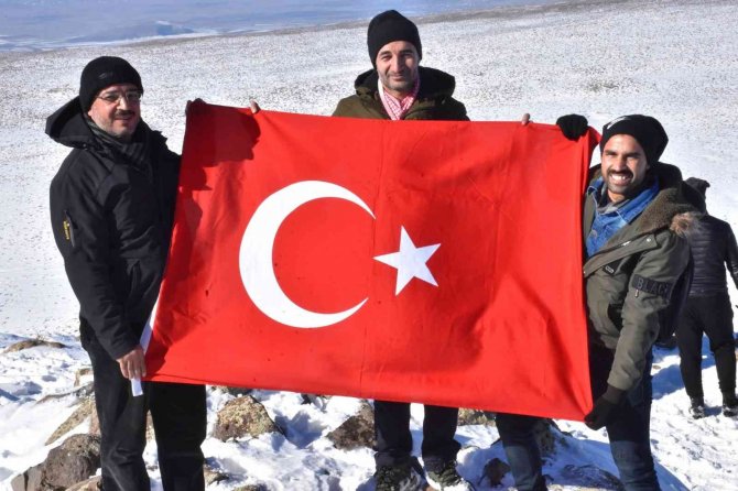 Sarıkamış Şehitlerini Anmak İçin Bin 910 Rakımlı, Karla Kaplı Karacadağ’a Çıktılar