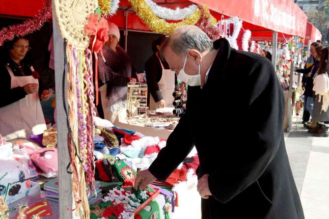 Yeni Yıl Hediyeleri Üreten Kadınlardan
