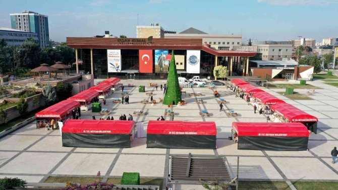 Yeni Yıl Hediyeleri Üreten Kadınlardan
