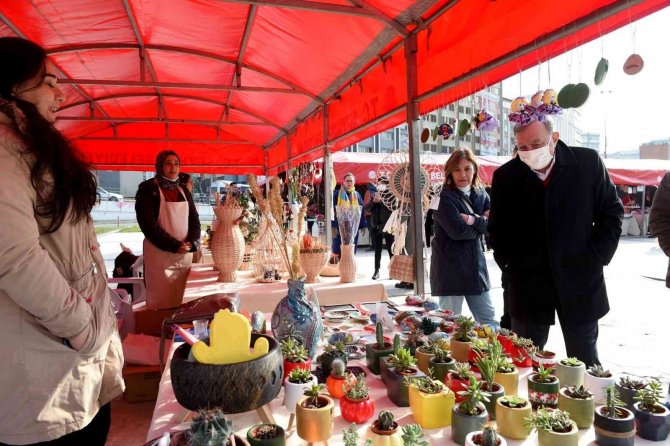 Yeni Yıl Hediyeleri Üreten Kadınlardan