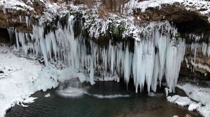 Buz Tutan Şelalede Metrelerce Sarkıtlar Oluştu